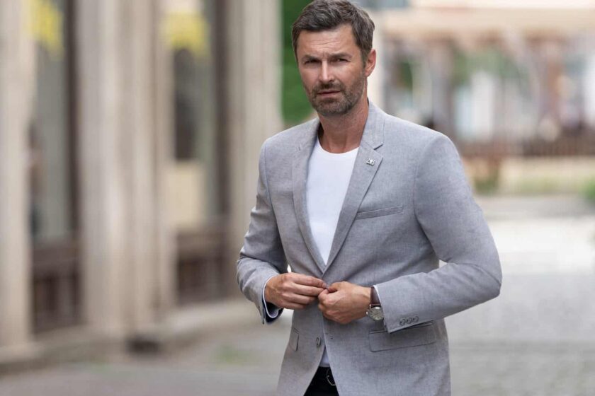Aj v kombinácii trička so sakom budete vyzerať elegantne