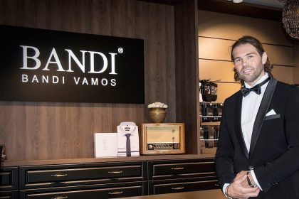 Hokejista Jaromír Jágr v predajni Pánske obleky BANDI - náhľad