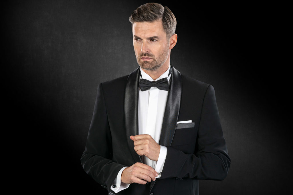 Dress Code Black Tie vás upozorňuje, že si musíte obléct smoking, bílou košili a černý motýlek