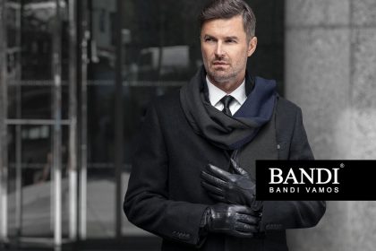 Outfit s čiernym kabátom, šálom a rukavicami