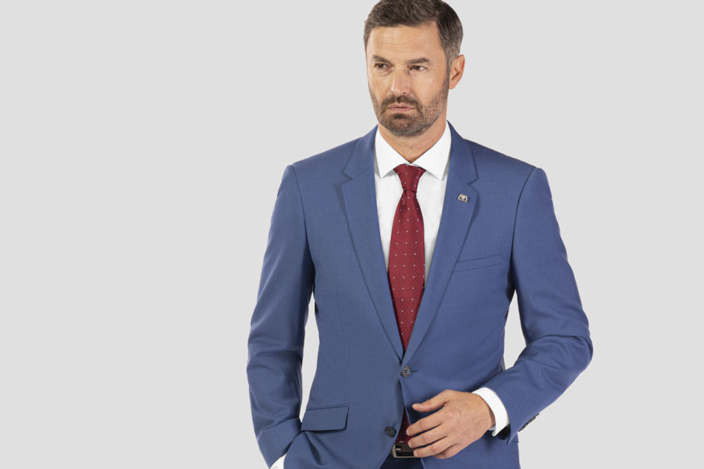 Svetlomodrý oblek s bielou košeľou a červenou kravatou