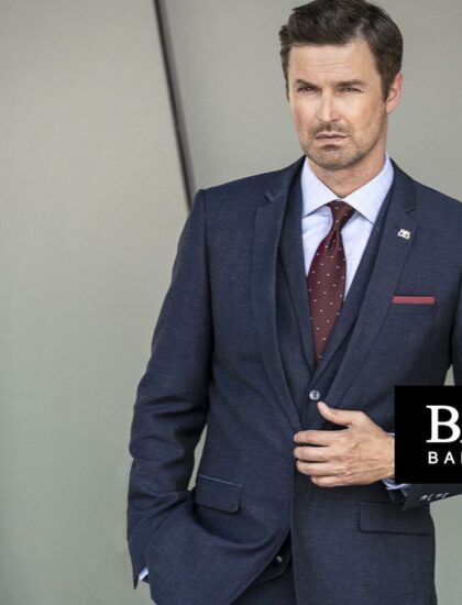 Outfit pre manažéra s modrým oblekom, košeľou a červenou kravatou