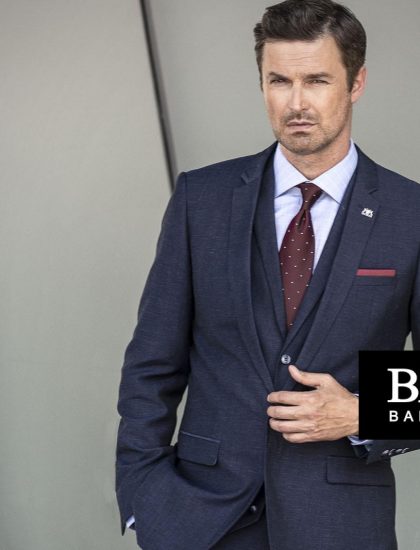 Outfit pre manažéra s modrým oblekom, košeľou a červenou kravatou