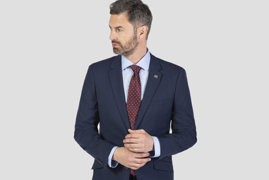 Tmavomodrý pánsky oblek v outfite pre manažéra