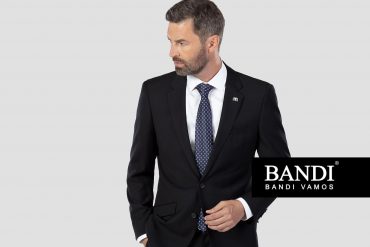 Čierny pánsky oblek BANDI Arante s bielou košeľou a modrou kravatou