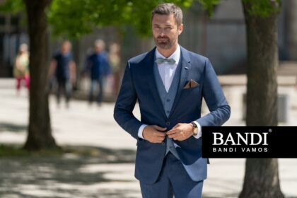 Modrý pánsky oblek BANDI s vestou a motýlikom