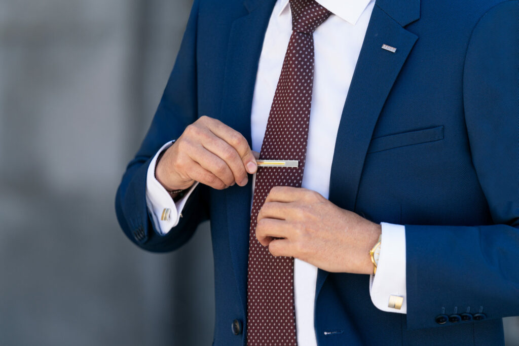 Kravatová spona oživí nielen outfit ženícha