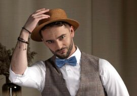 Oblečenie na svadbu pre ženíchov aj svadobných hostí v boho štýle Foto: Pánske obleky BANDI