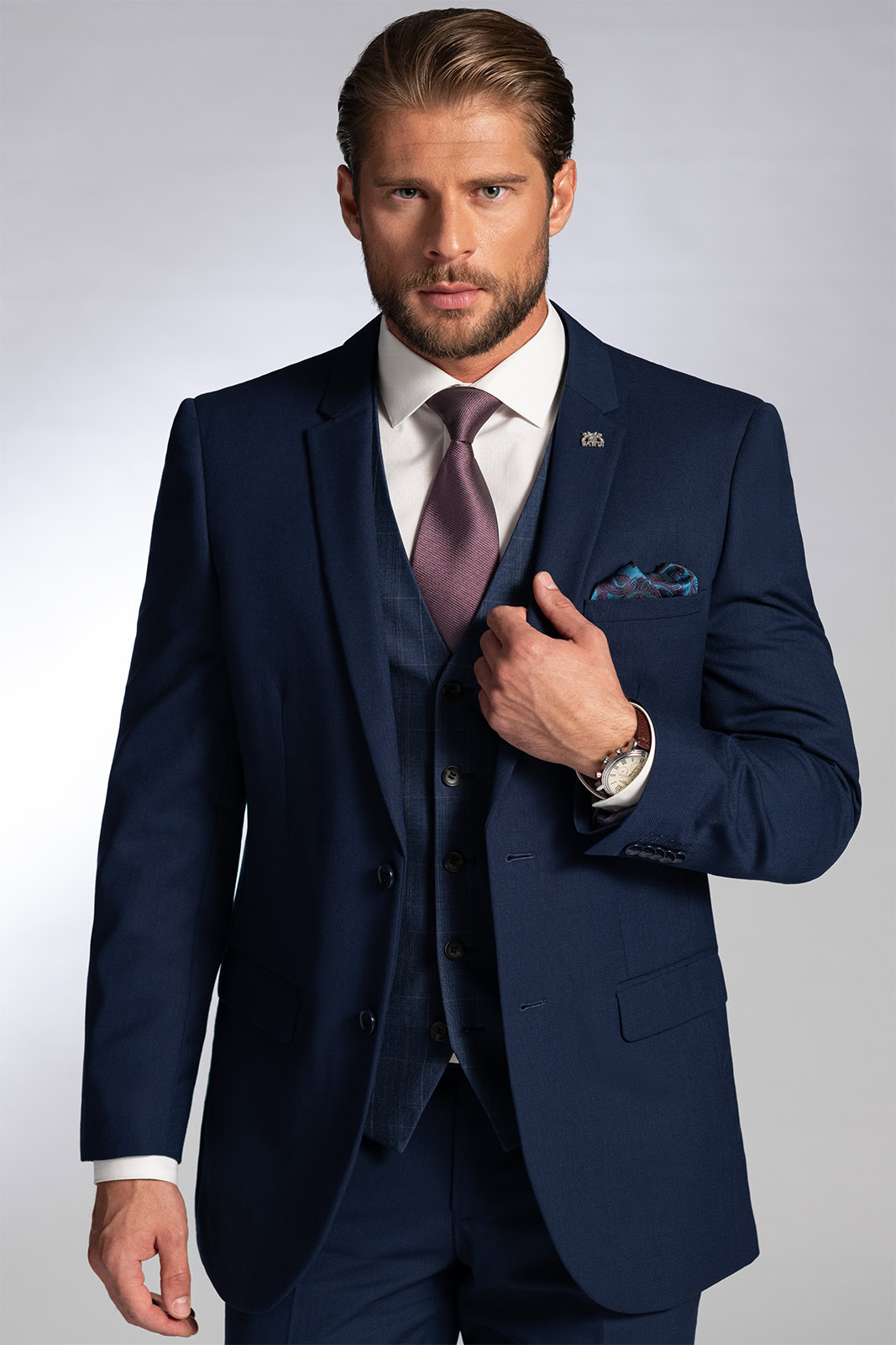 Pánsky oblek BANDI, Isideo Marin, Tailored Fit spolu s vestou Aleco Marin, bielou košeľou a kravatou v odtieni bordó – inšpirácia na svadbu, ples či inú slávnostnú príležitosť.
