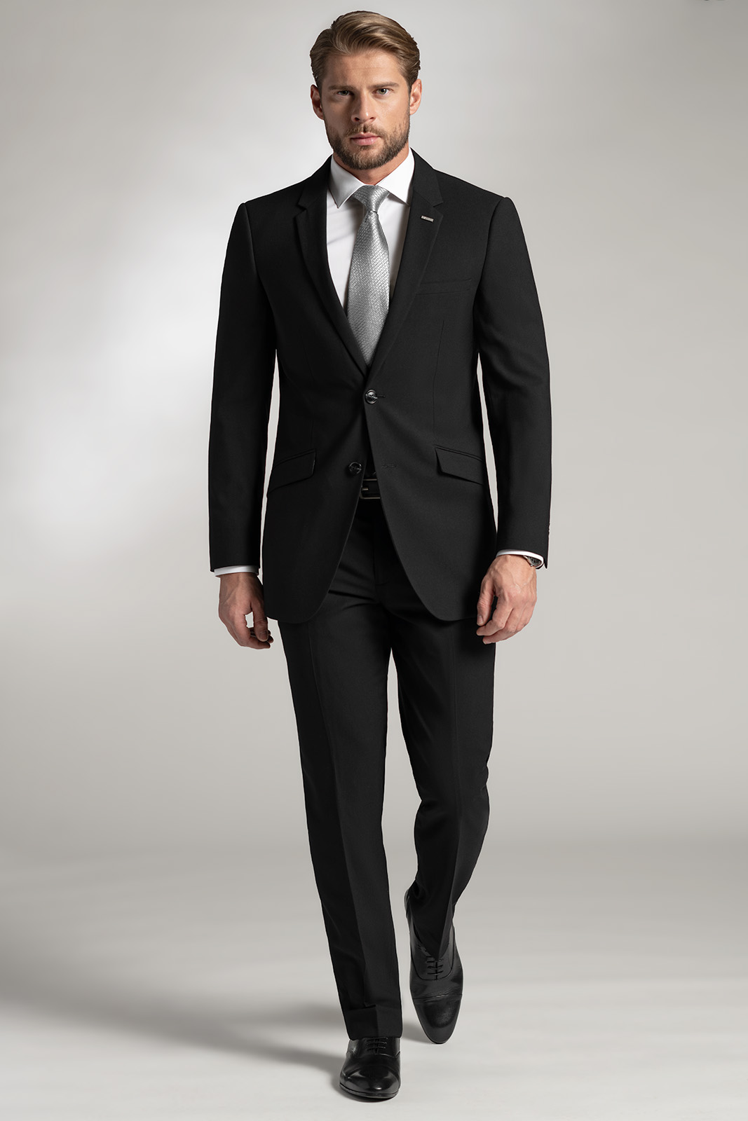Noblesný outfit pre formálne oslavné a spoločenské udalosti