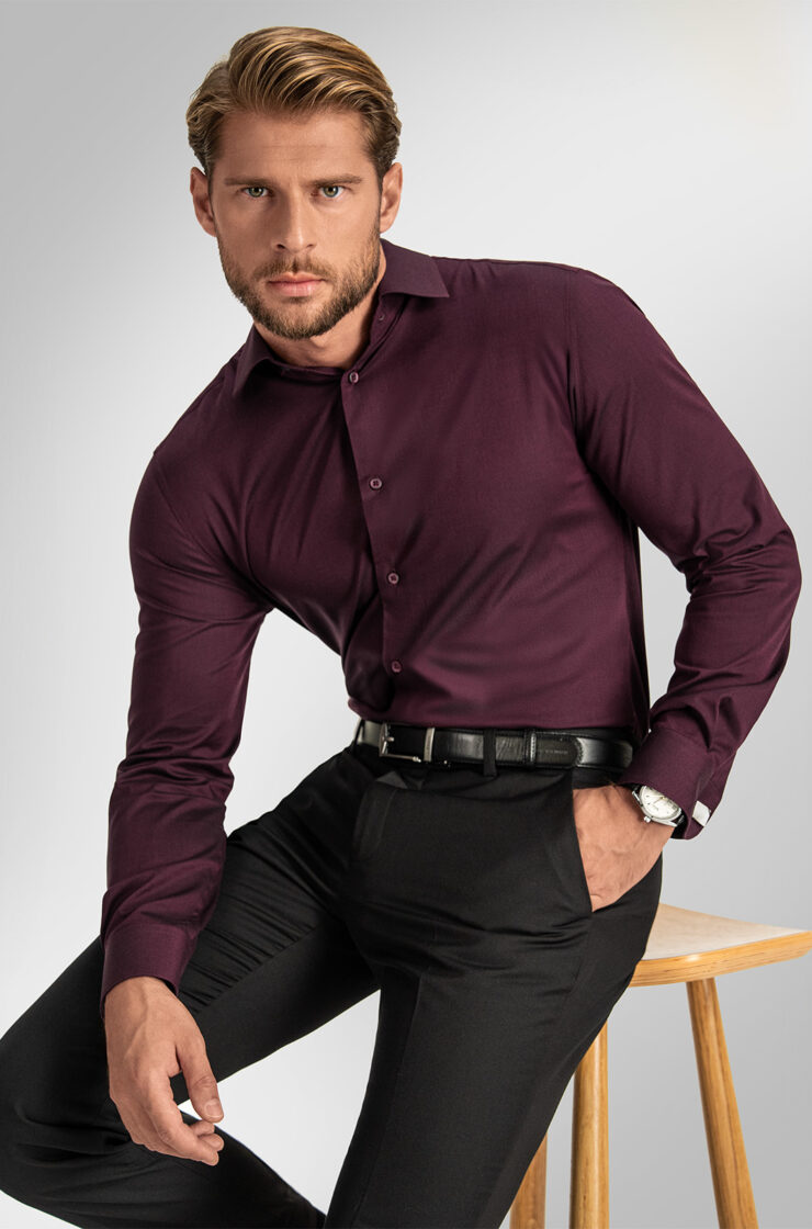 V tmavej košeli zapôsobíte mužnou eleganciou