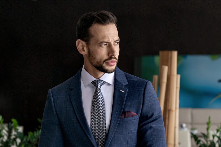 Modrý oblek sa perfektne hodí do práce