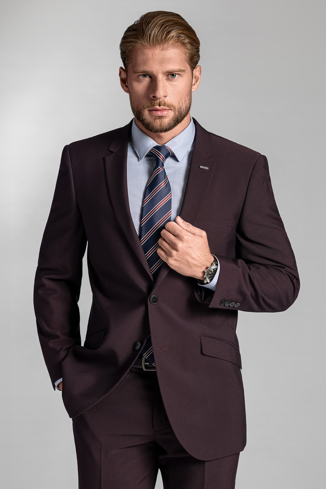 Výrazný oblek BANDI Artemio Marsala - ukážka štýlového outfitu do zamestnania
